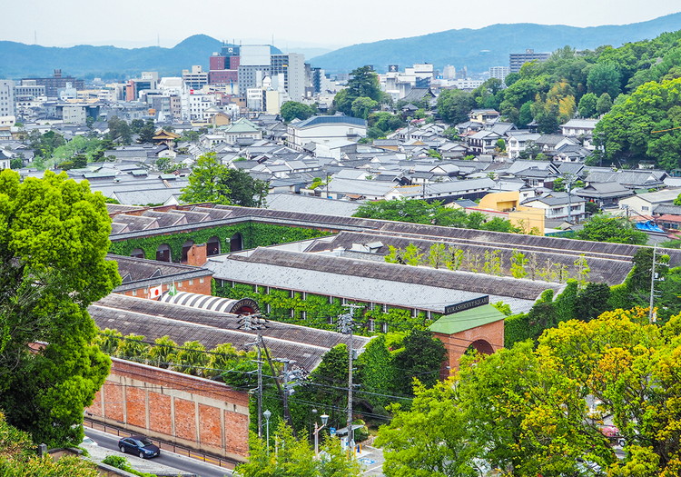 人気観光地・倉敷美観地区内にある複合商業施設で、お客様をお迎えしています。