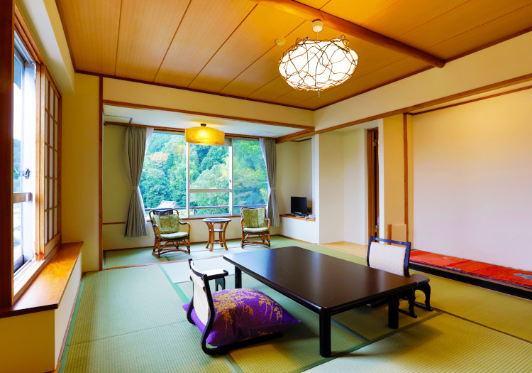 伊豆長岡の豊かな自然を間近に感じながら寛げる、広々とした客室