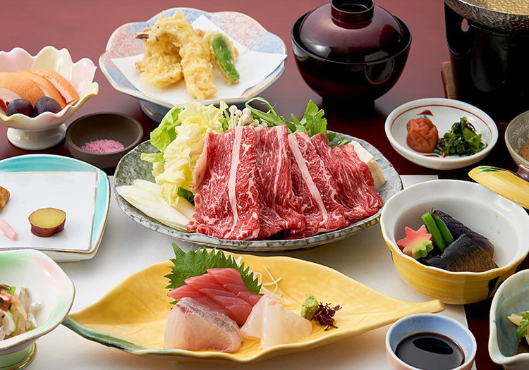 地産地消の食材をふんだんに使用した黒潮会席などをご提供しています。