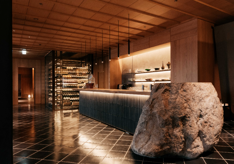 洗練されたバーカウンターでお客様の至高の時間を彩ります