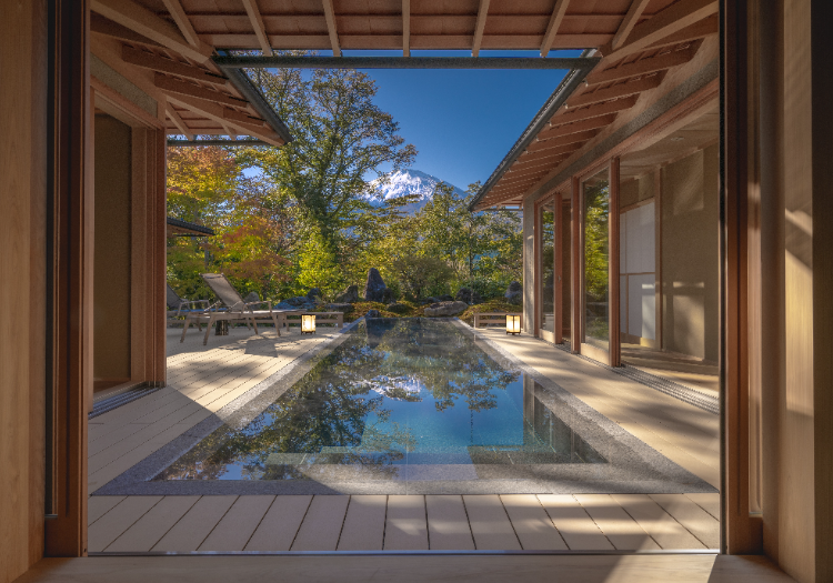 圧倒的な広さを誇る離れ晴（はれ）。客室専用の屋外プールで贅沢な時間を