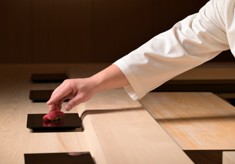 館内の寿司専門店は、国内外で実績充分の寿司職人が監修しています