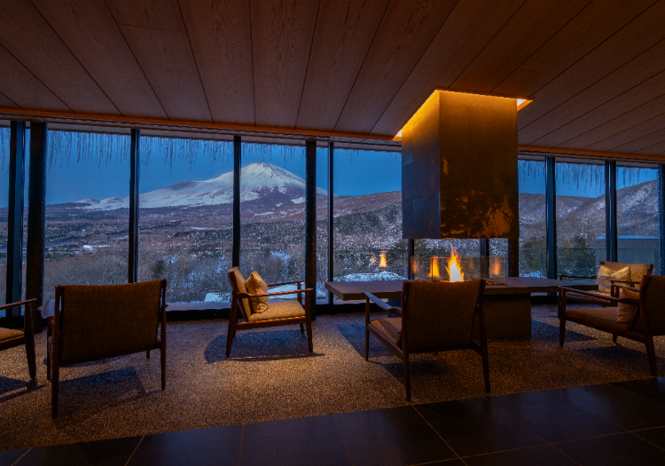 冬の富士を仰ぐ、揺らぐ炎の特等席。お客様の心に寄り添う、和のおもてなしを