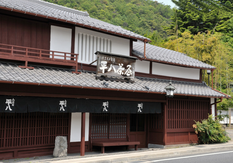 天正年間（安土桃山時代）、若狭街道の街道茶屋として創業。400年以上の歴史を誇ります