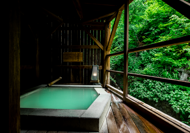 標高900mの新緑と澄んだ空気。この自家源泉の名湯に、仕事終わり毎日入れます。