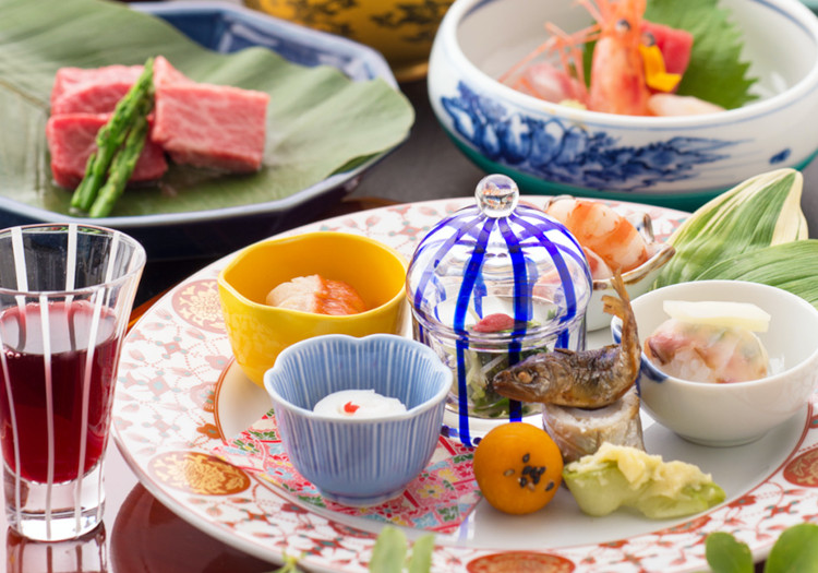料理長厳選！飛騨高山の旬を盛り込んだ、心で味わい目で楽しめる味わい豊かな会席料理