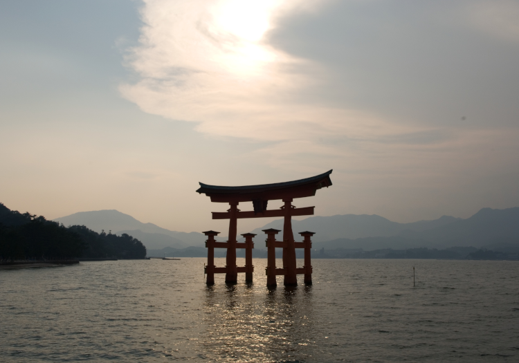 世界遺産の厳島神社のすぐそば、400年の歴史がある高級老舗旅館です