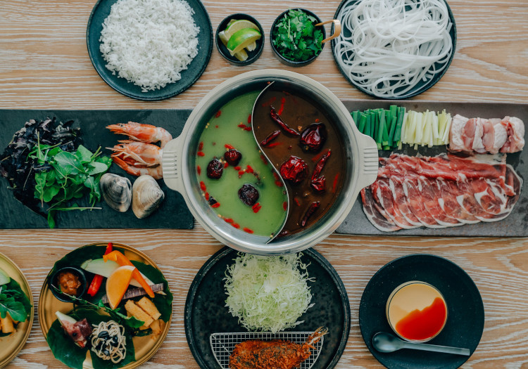 ゲストに大好評の薬膳火鍋。鮮やかなボタニカルグリーンのオリジナルスープなどが目を惹く料理を提供