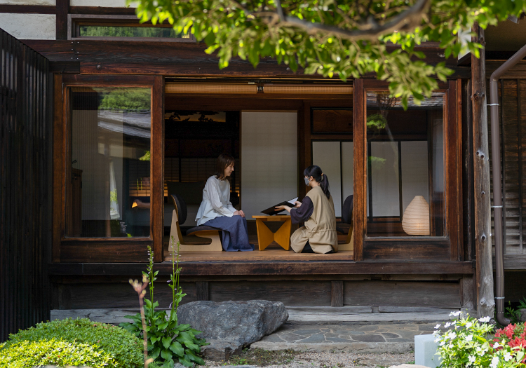 BYAKU Narai × サービススタッフ