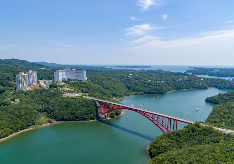 壮観な的矢湾の眺望。リアス式海岸の絶景が見える贅沢空間