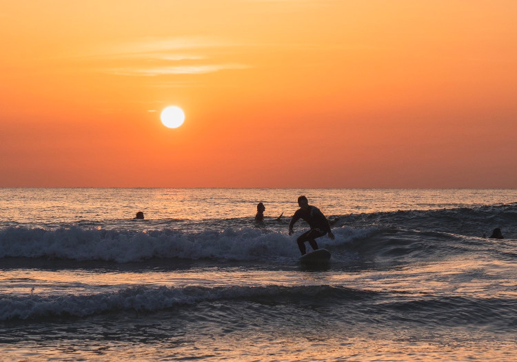 「日本の夕陽百選」にも選出されている網野町。海のそばでの生活が待っています