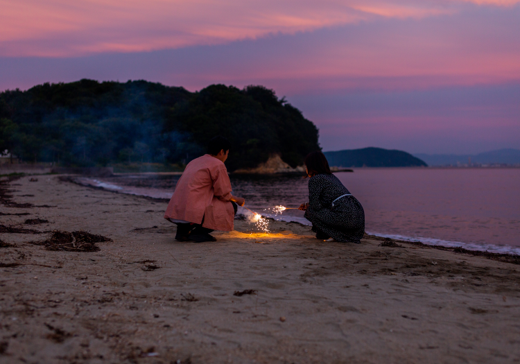 すぐそばにはビーチがあり、海水浴も楽しんでいただけます。館内では花火の販売も！