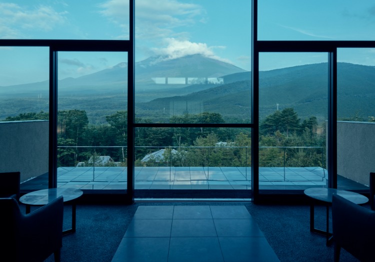 日本屈指の山が窓一面に移る光景。季節の美しい表情をお楽しみいただけます