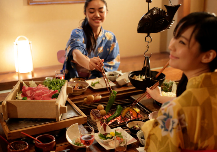 ユルイ＝囲炉裏という意味があり、囲炉裏炉端料理は当宿の名物の一つです