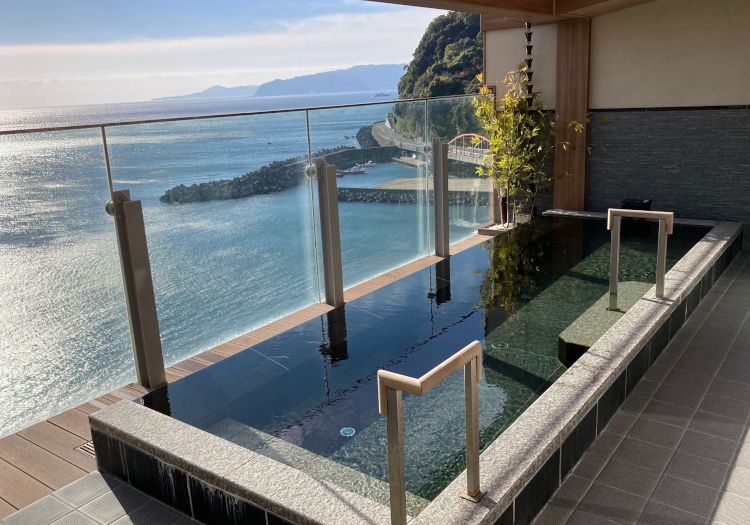 日本三大古泉、勢いが特徴の「走り湯」も自慢。海を眺めながら心身ともにリラックス♪