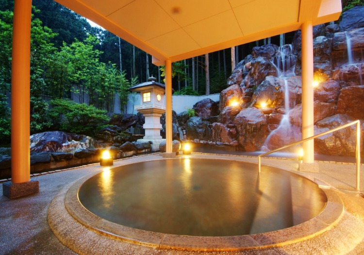 美肌の湯「湯の花温泉」。露天風呂や檜風呂など多彩な湯処は、従業員も利用可能です