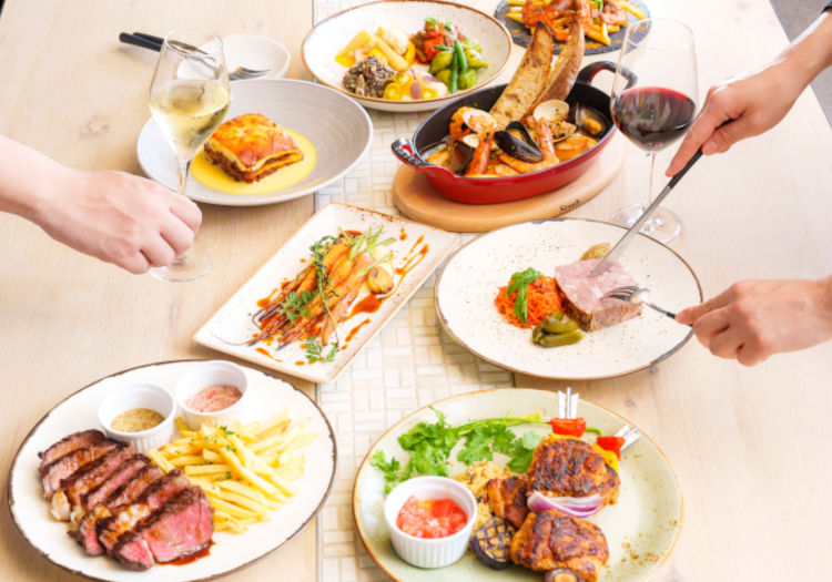 ランチではメインが選べるサラダバー、ディナーではダイナー料理が人気です♪