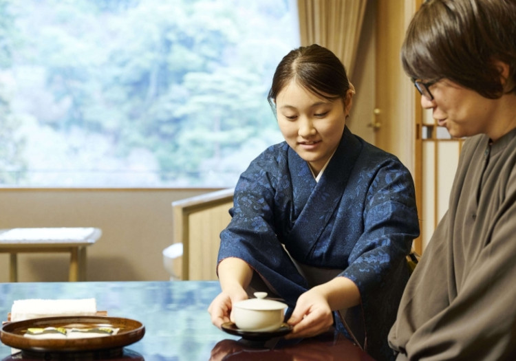 20代・30代の若手が活躍中！制服の和服は季節ごとに変わります