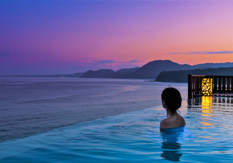 果てしない水平線と日の出から星空まで楽しめる絶景の大浴場は当館一の自慢です。