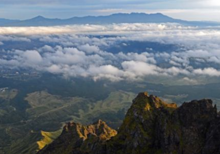 周辺には観光スポットとして有名な、世界有数の巨大なカルデラ「阿蘇山」もあります。