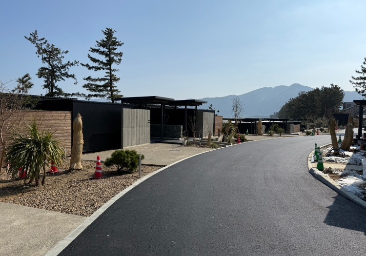 「浜つづり」は2025年6月、京都府宮津市由良にオープンしたリゾートヴィラです