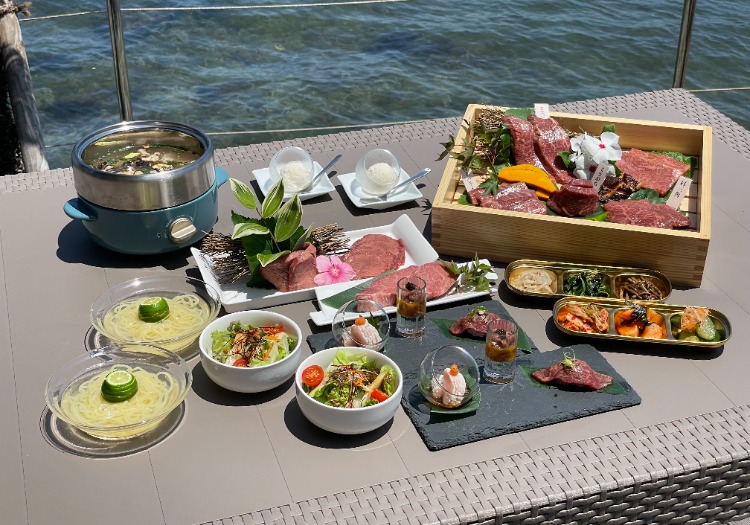 夕食で提供するコース料理は、焼肉や海鮮BBQ、カニ料理をご用意しております