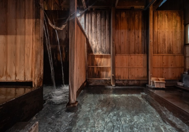 当館自慢の滝風呂は、人が楽な姿勢で入浴できるよう設計されております。