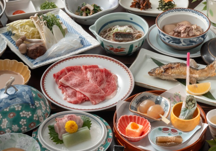 夕食では、すき焼きなど一部のコースはお肉の種類もお選びいただけます。