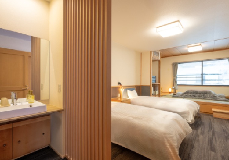 和洋室など、様々な種類の客室。清掃やセットを通じ、居心地の良さを提供します。