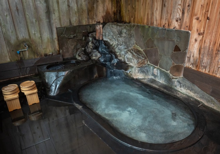 貸切風呂の「石風呂」。源泉かけ流しの湯とともに、白布の歴史を伝えています。