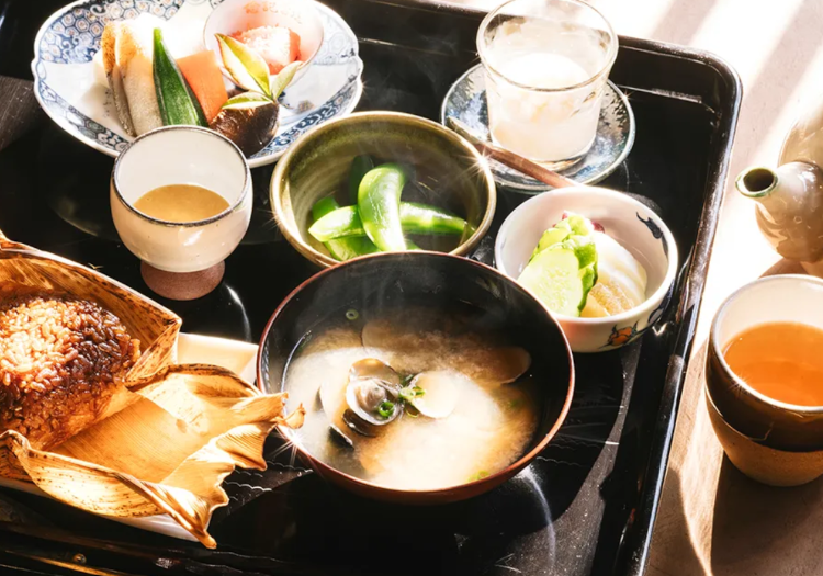 老舗の醤油蔵の仕込み醤油を使った焼きおにぎりを中心に、木綿街らしい朝食です。