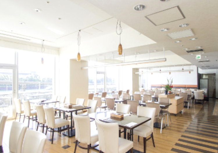 レストランはセレブな雰囲気漂う明るい店内で、ゆったりとしたお食事が楽しめる