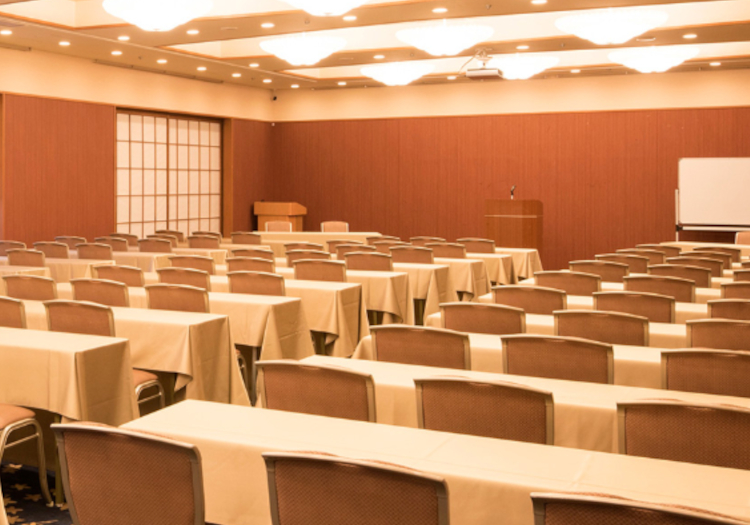 セミナーや研修に対応する会議室も完備