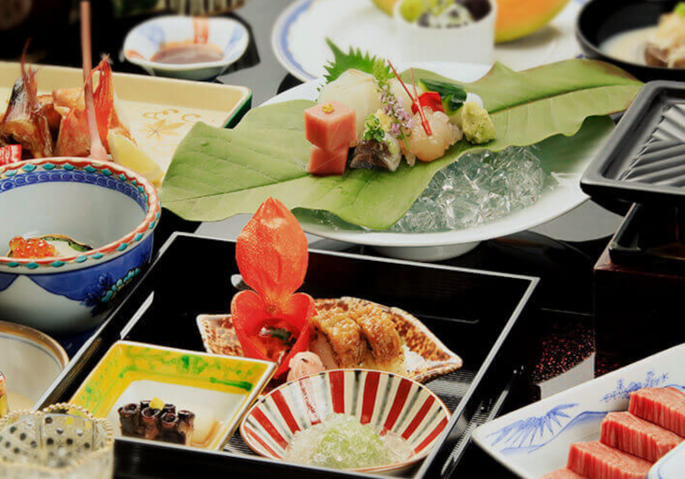 全国各地から上質な食材を用いた本格会席料理。職人のこだわりの絶品です。