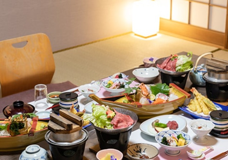 淡路牛や、淡路島ならではの食材をふんだんに使ったお食事を提供しています。