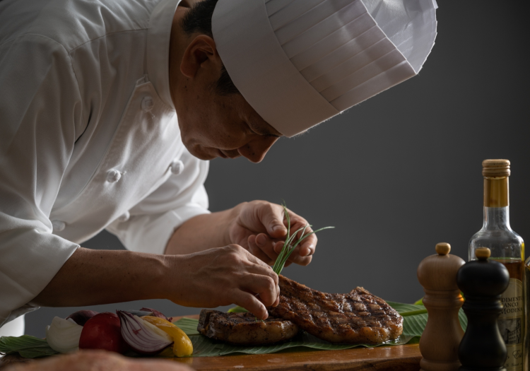 賄いでは、地元の食材をふんだんに使ったご馳走が提供されます。