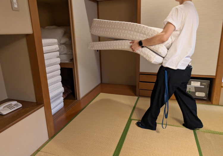 客室は10畳以上。「四万温泉に住む人々はみな家族」という理念を大事にしています