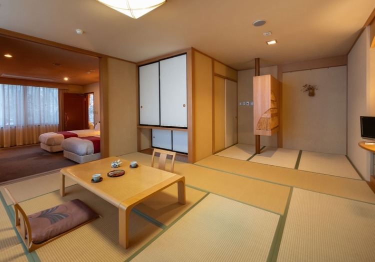 客室は全てテラス付きで、和室やジュニアスイート（和洋）のお部屋がございます。