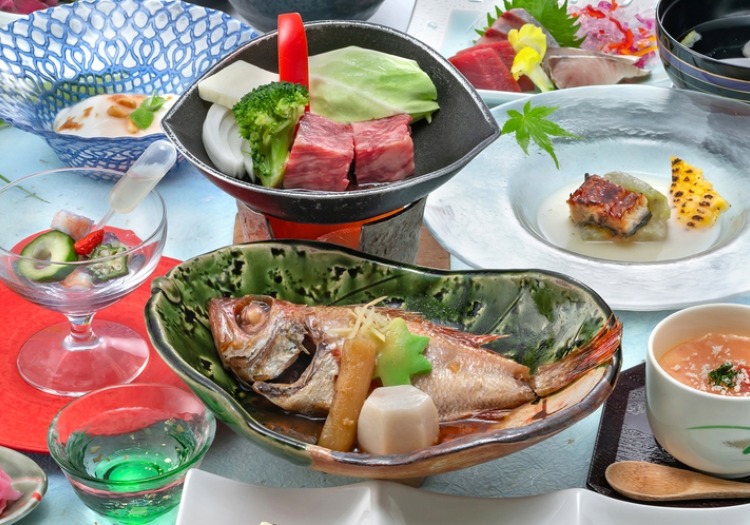 山陰の食材を活かし、四季の彩りを感じられるコース料理を提供しております。