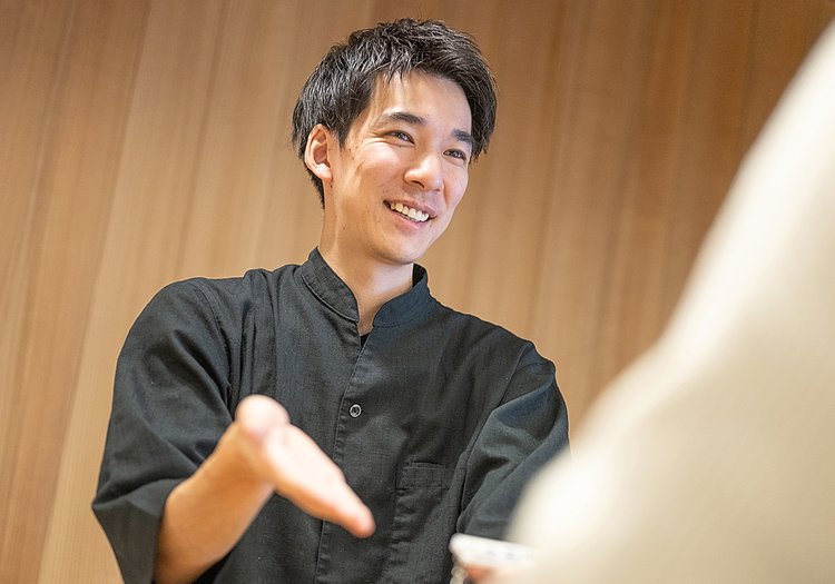 笑顔で語りかける支配人。あたたかいおもてなしの心をチーム全員で大切にしています