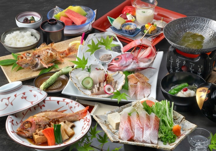 料理は地産地消がこだわり。魚をはじめ旬の食材をたっぷりお楽しみいただけます。