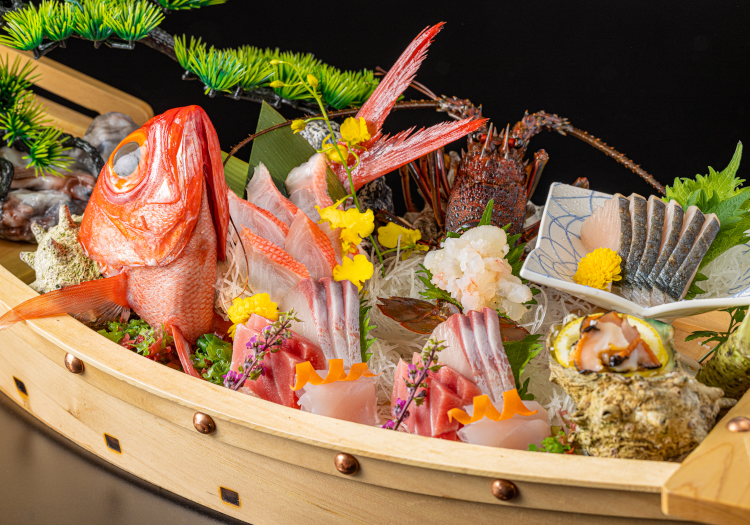 金目鯛を中心に、新鮮な魚介類を活かしたボリューム満点の夕食をご提供。