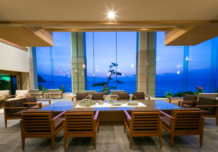 雄大な太平洋を望める広々としたロビーで、お客様をお出迎えしております。