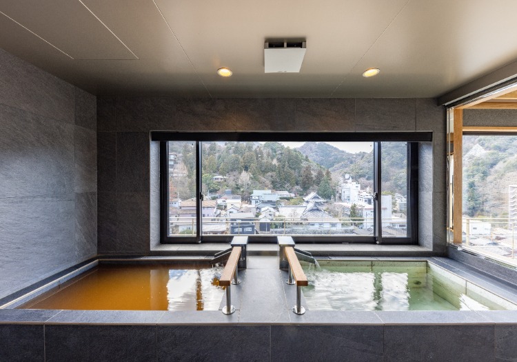 一部の客室では、有馬が誇る2種類の温泉「金泉・銀泉」の両方をご用意