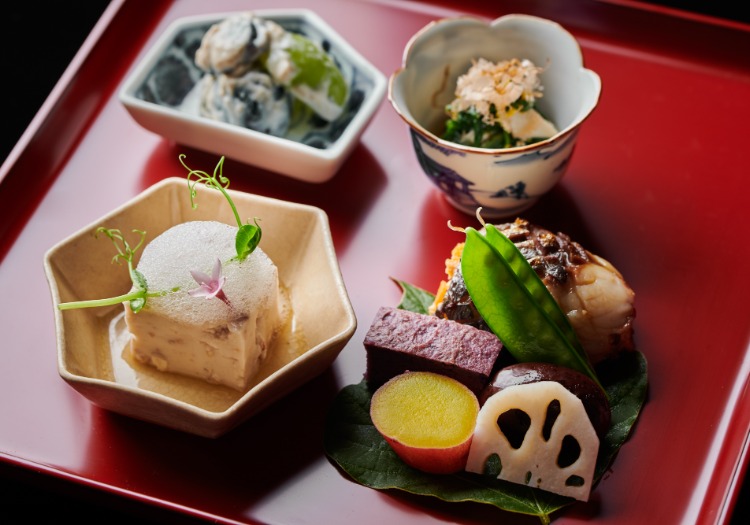 ほうれん草、れんこん、くるみ豆腐、貝柱など、豊富なラインナップの前菜