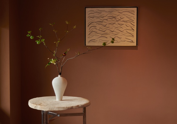 館内には花や古美術、現代アートが並べられており、美術館を思わせる趣