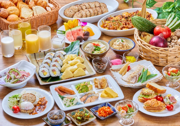 レストランでは沖縄料理をはじめ、和食、洋食、中華など様々な料理を取り入れています