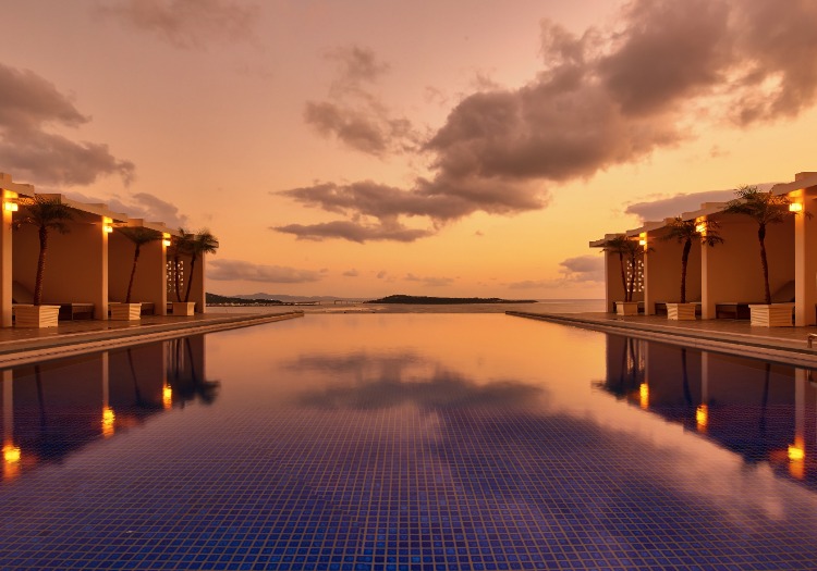 日没の時間帯では、プールサイドから特別な眺めをじっくり楽しめます