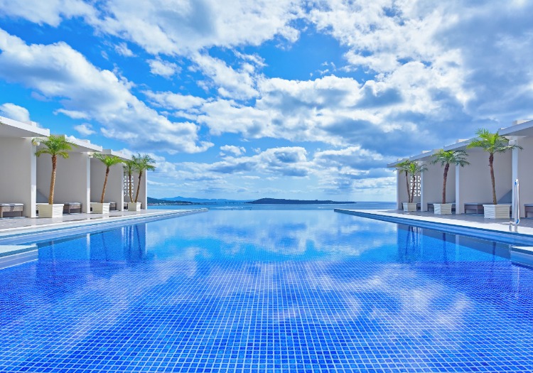 屋外プールは、目の前に広大な海が広がるインフィニティプールスタイル