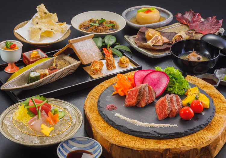 お客様の特別な時間を彩る料理の数々。提供の仕方や器の知識もイチから学べます。